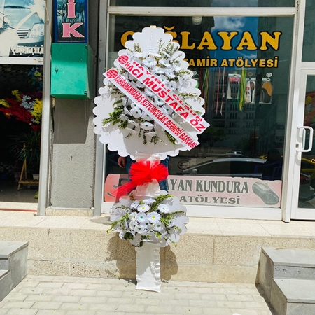 Çelenk Çiftli Yapay Beyaz Fon
